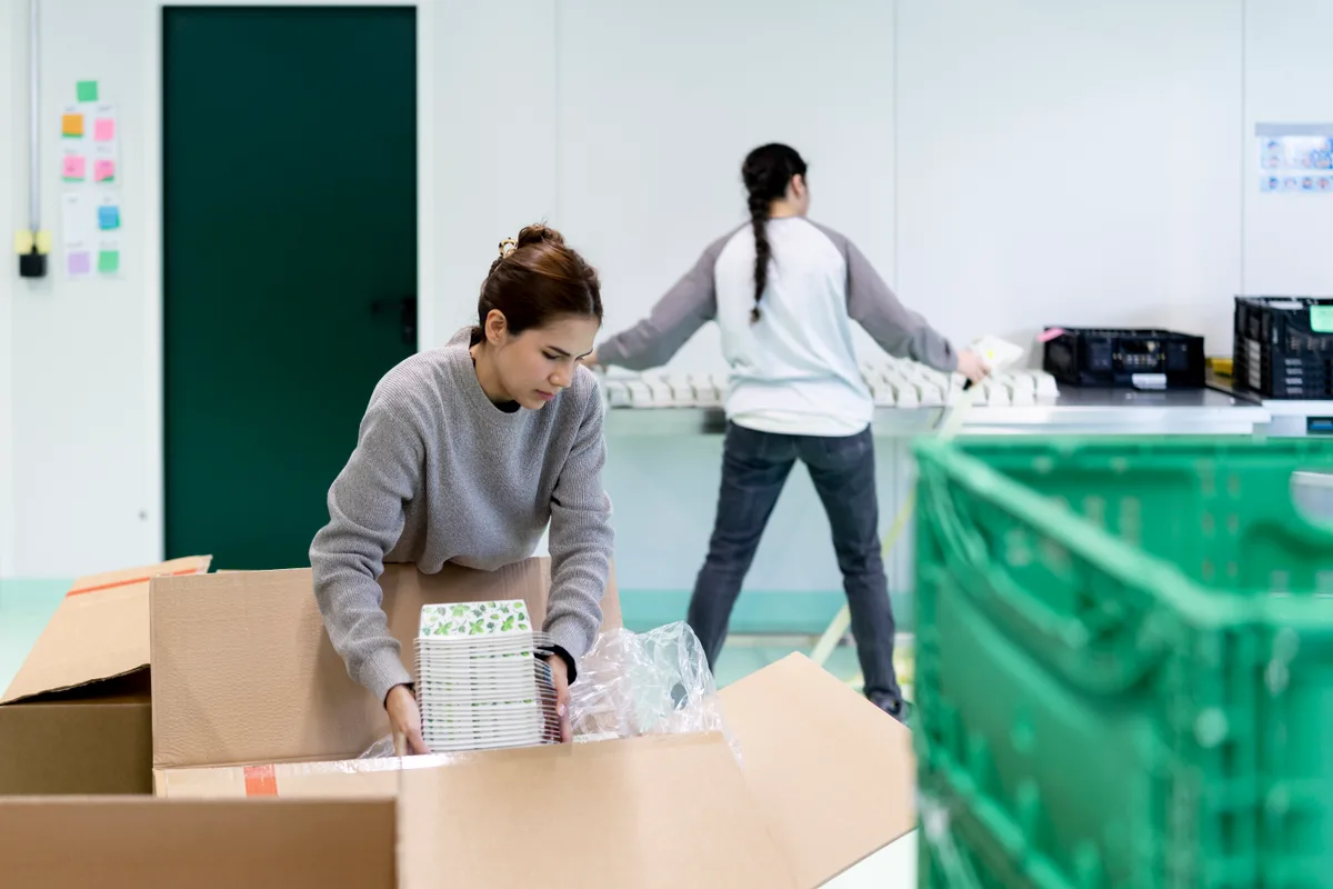 Zwei Frauen verpacken die Microogreens.
